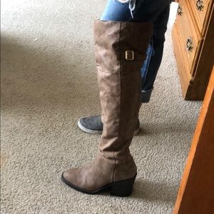 Knee high boots with heel